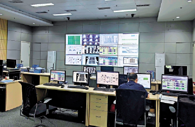 　　圖：中國超算對人才的需求正不斷擴大。圖為深圳超算工作人員在工作。/大公報記者郭若溪攝