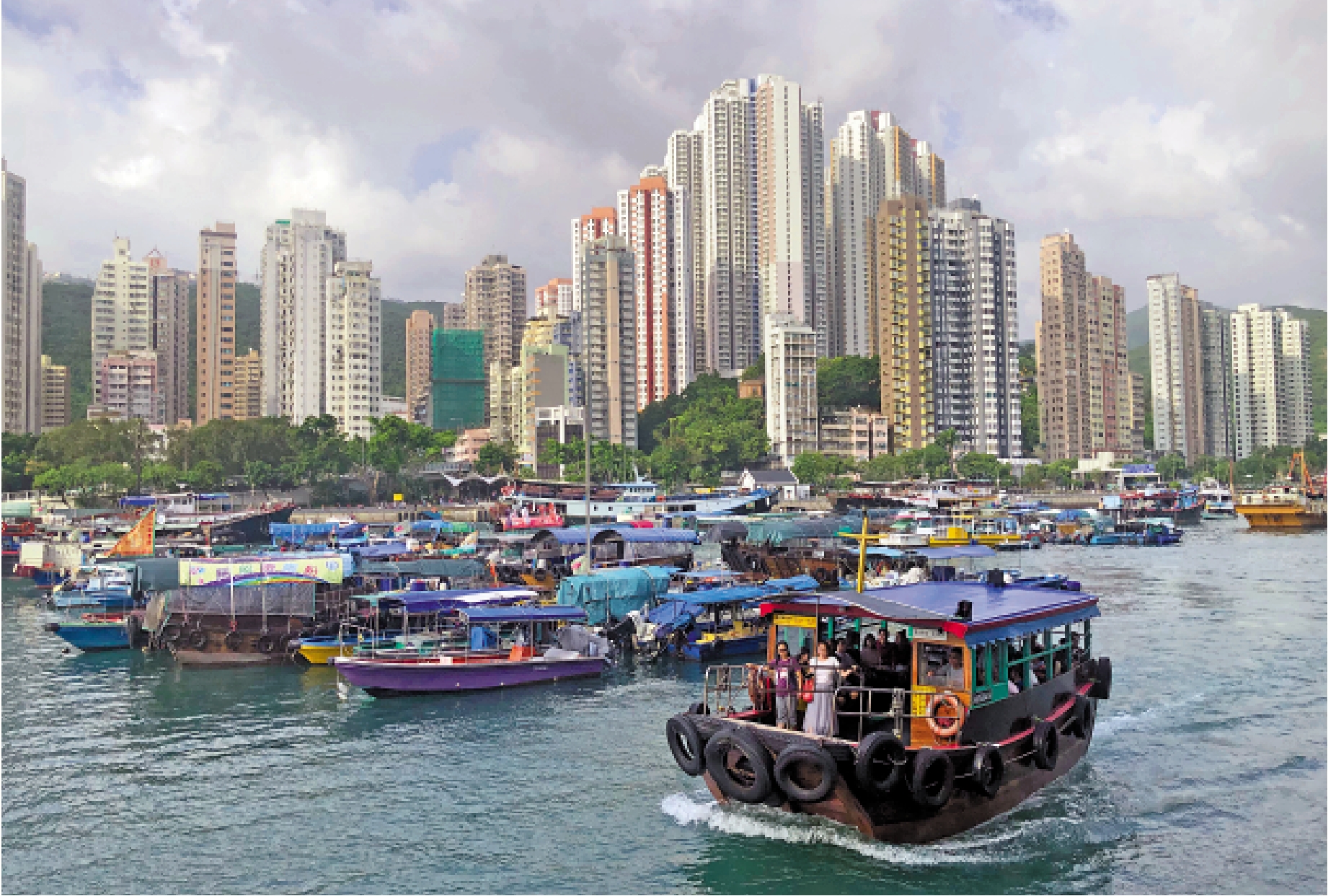 　　圖：搭乘香港仔避風塘街渡，感受水上人家生活。 