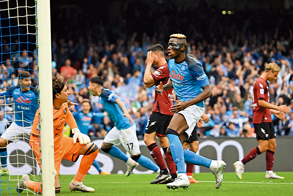 　　圖：拿玻里前鋒奧森漢（前）在下半場射入扳平球。\法新社