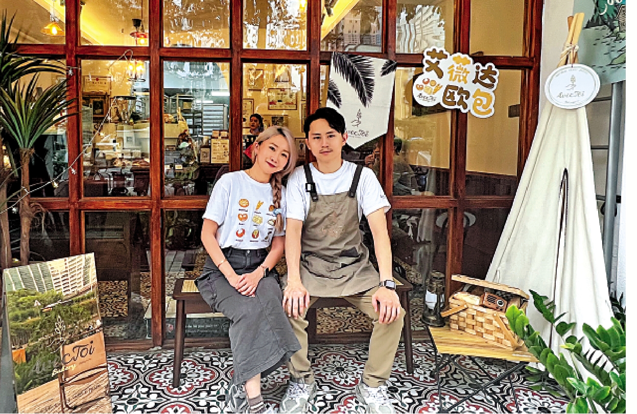 　　圖：台灣青年劉天庭和黃惠君夫婦對其經營的麵包店發展前景充滿信心。\中新社