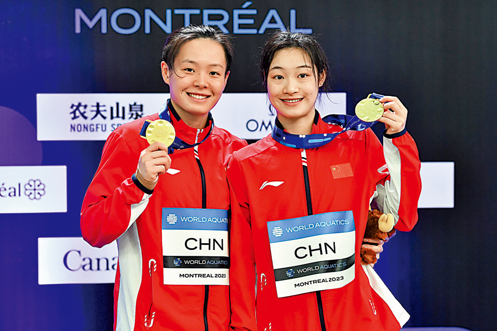 　　圖：陳藝文（左）夥拍昌雅妮，贏得女雙3米板金牌。\法新社