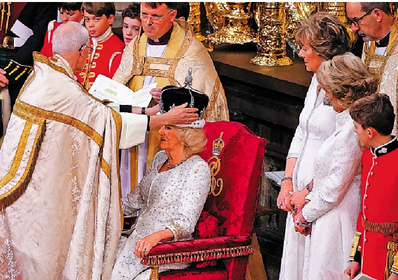 　　圖：坎特伯雷大主教韋爾比為卡米拉戴上后冠。\法新社