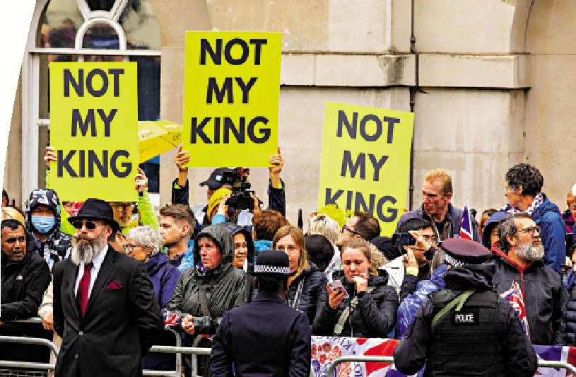 　　圖：大批抗議人士高舉「不是我的國王」牌子在白廳門口示威。\美聯社