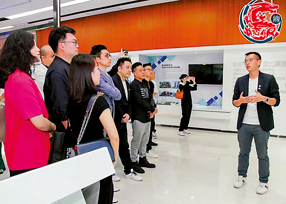 　　圖：大灣區職場導師張彥南（左五）帶領香港青年參觀企業。\受訪者供圖
