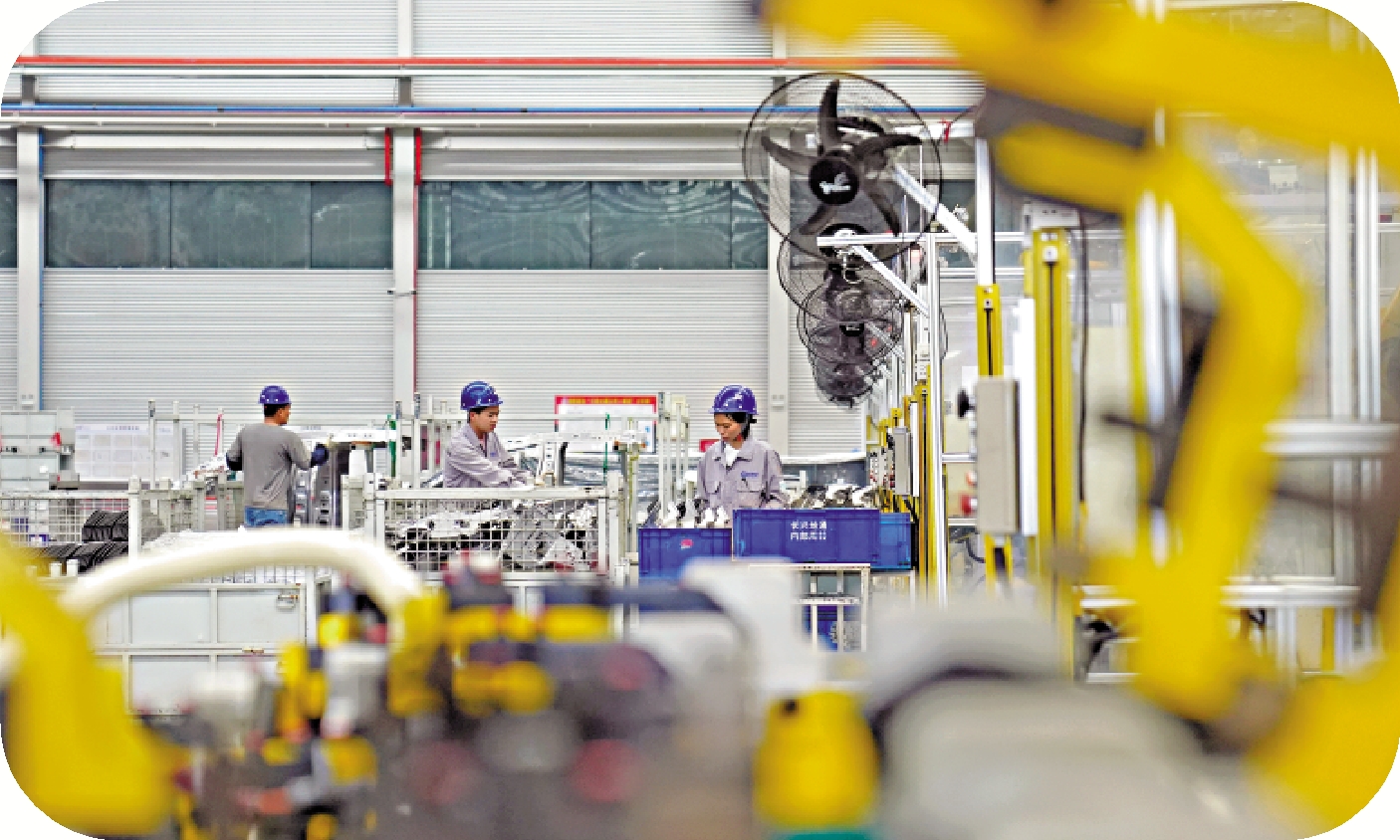 　　圖：方舟建議擴大河套區，在區內設立科技園區，讓芯片設計、新能源汽車、人工智能和生物科技等領域的企業落戶。圖為內地新能源汽車生產線。