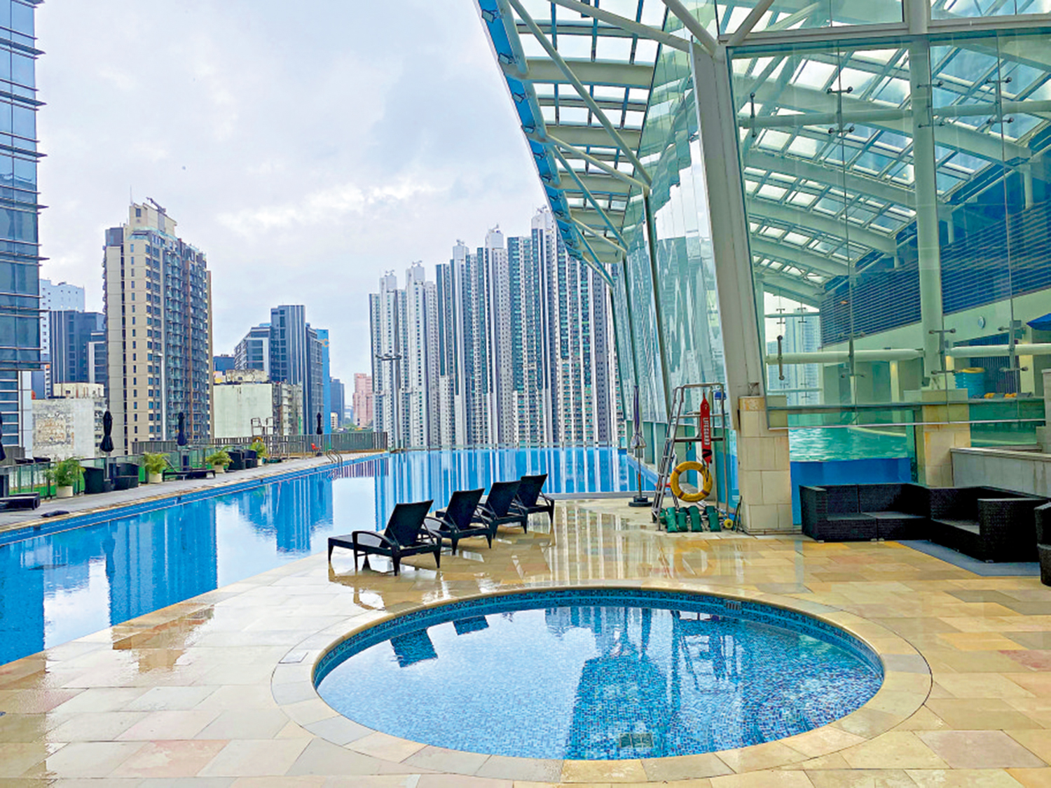 　　圖：荃灣西如心酒店設有泳池。\大公報記者易曉彤攝