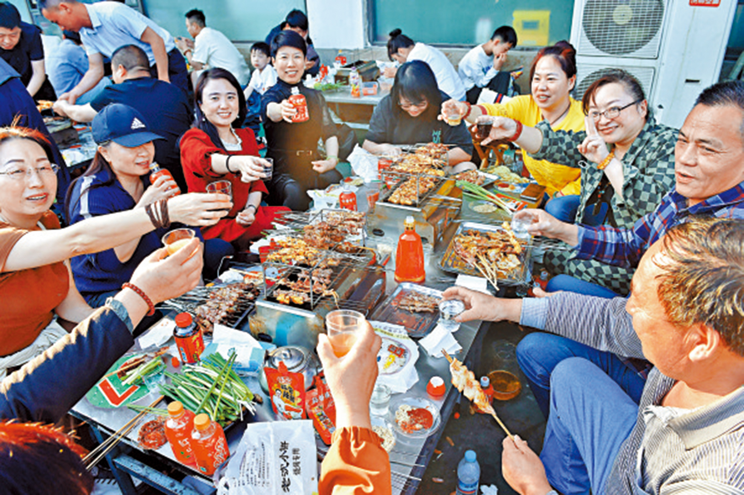 　　圖：4月30日，民眾在山東淄博網紅燒烤店品嘗淄博燒烤。\中新社