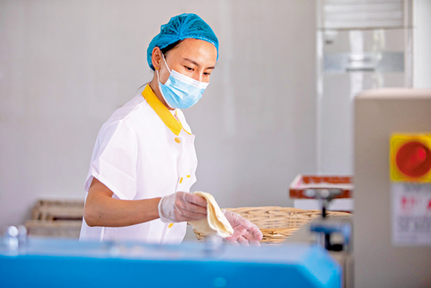 　　圖：在淄博市高青縣一家食品加工企業，工作人員趕製搭配燒烤吃的小餅。\新華社
