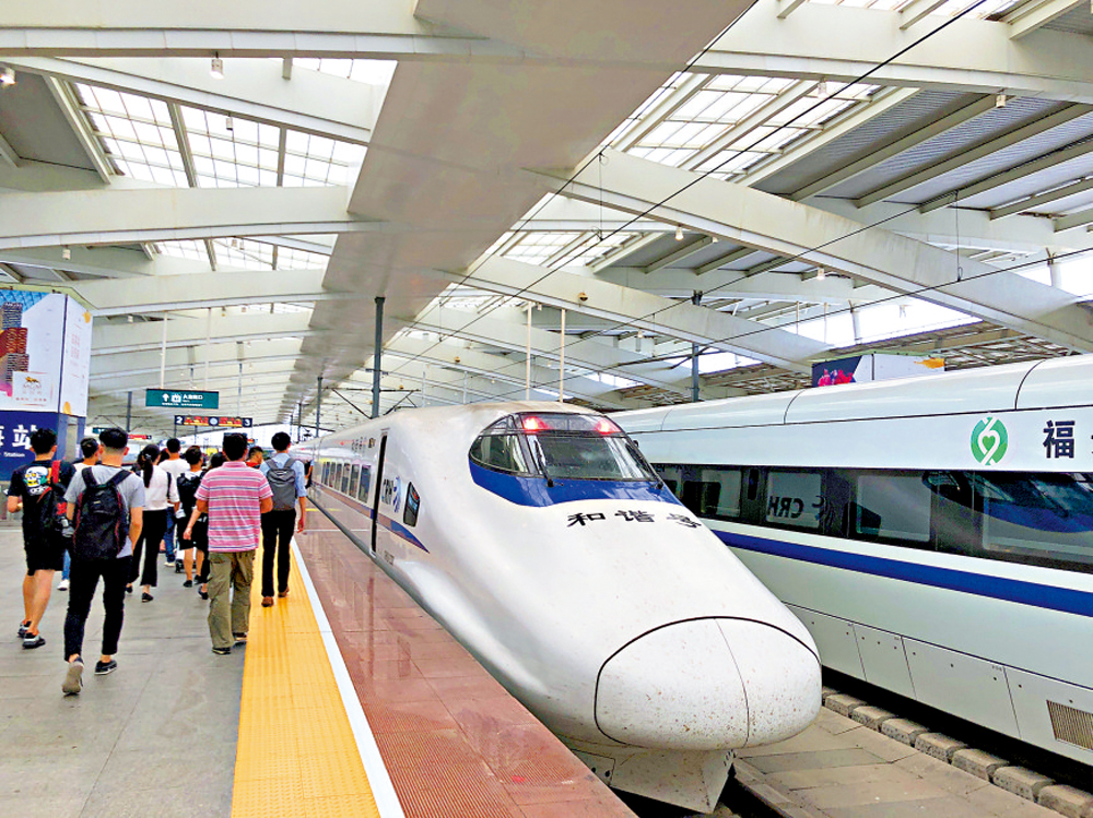 　　圖：珠三角樞紐（廣州新）機場將接入「2高鐵、1城際、1快線」。圖為旅客搭乘高鐵出行珠三角。\大公報記者方俊明攝