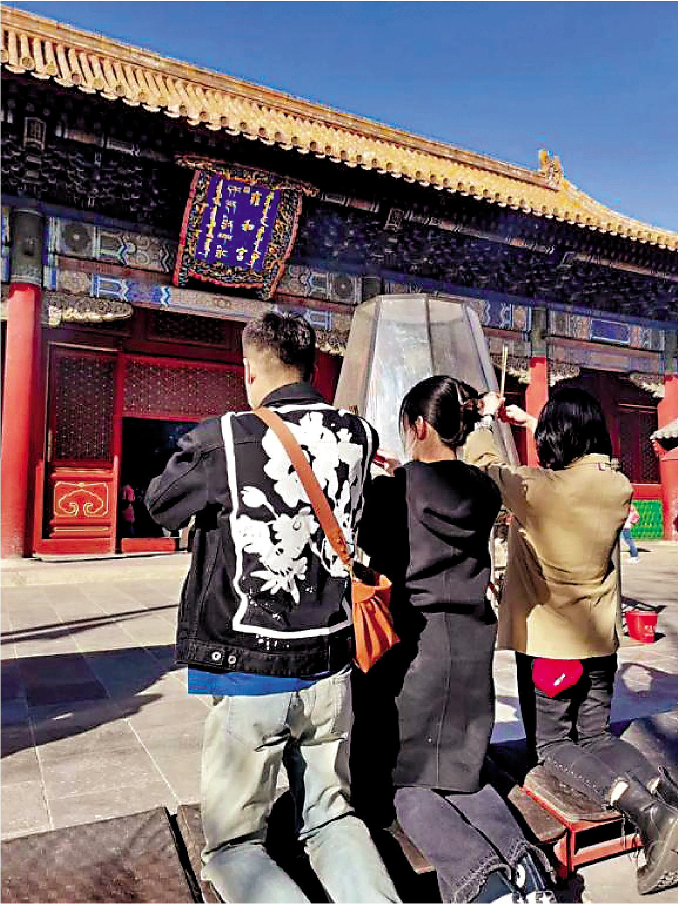　　圖：香火旺盛的北京雍和宮，如今成為內地年輕人燒香拜佛祈願的熱門景點。