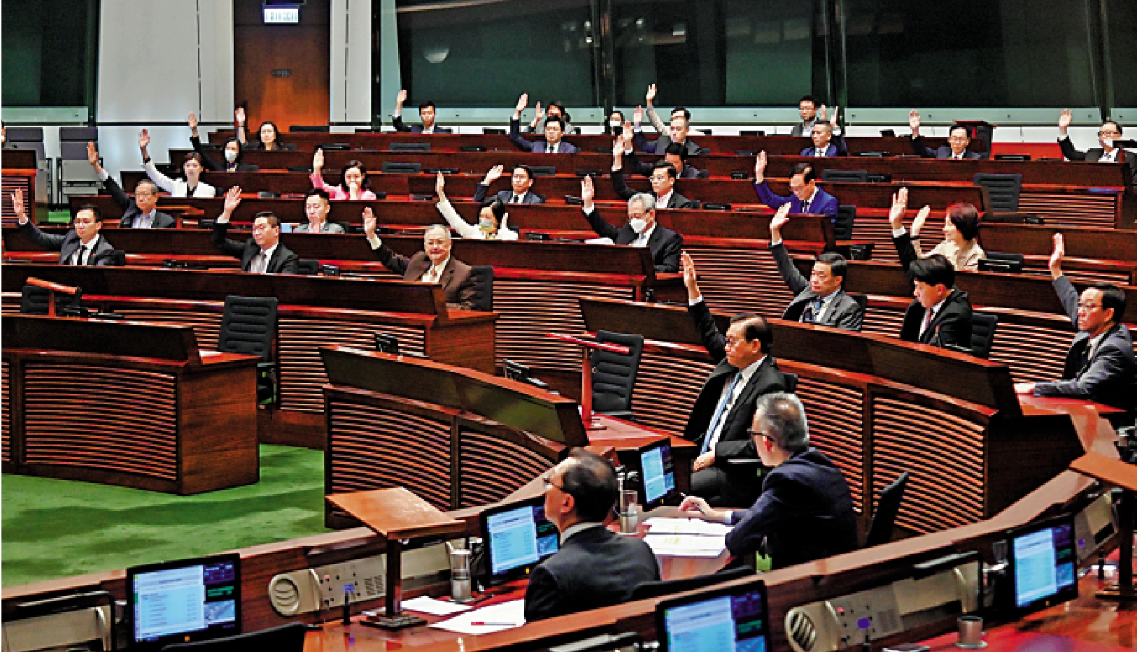 　　圖：立法會昨日三讀通過《2023年法律執業者（修訂）條例草案》。