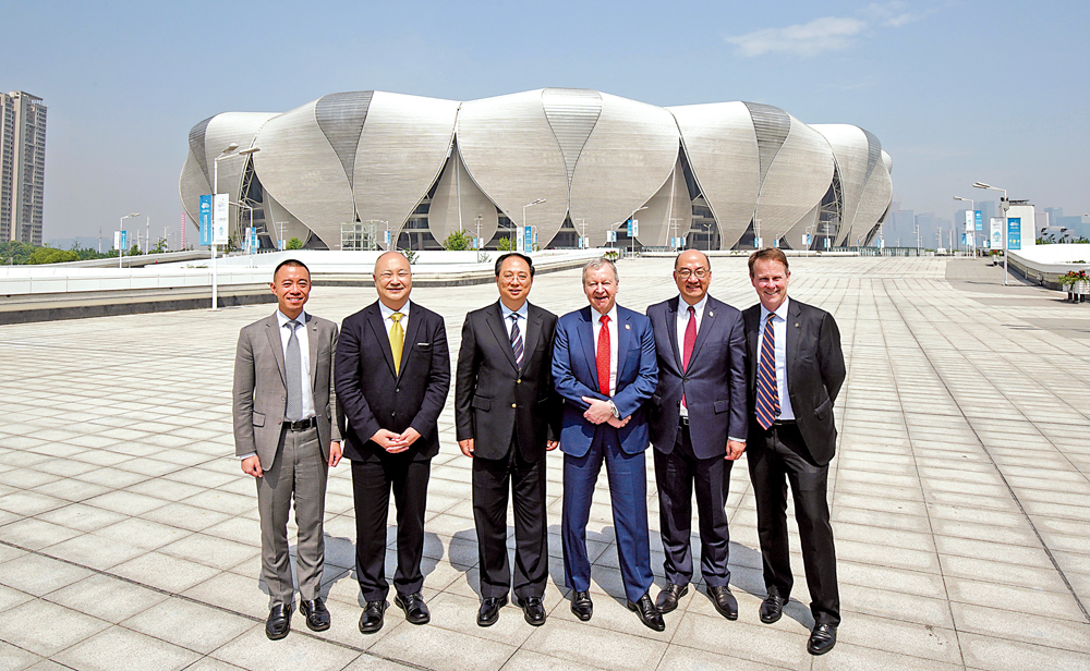 　　圖：馬會行政總裁應家柏（右三）一行參觀杭州奧林匹克體育中心。\馬會圖片