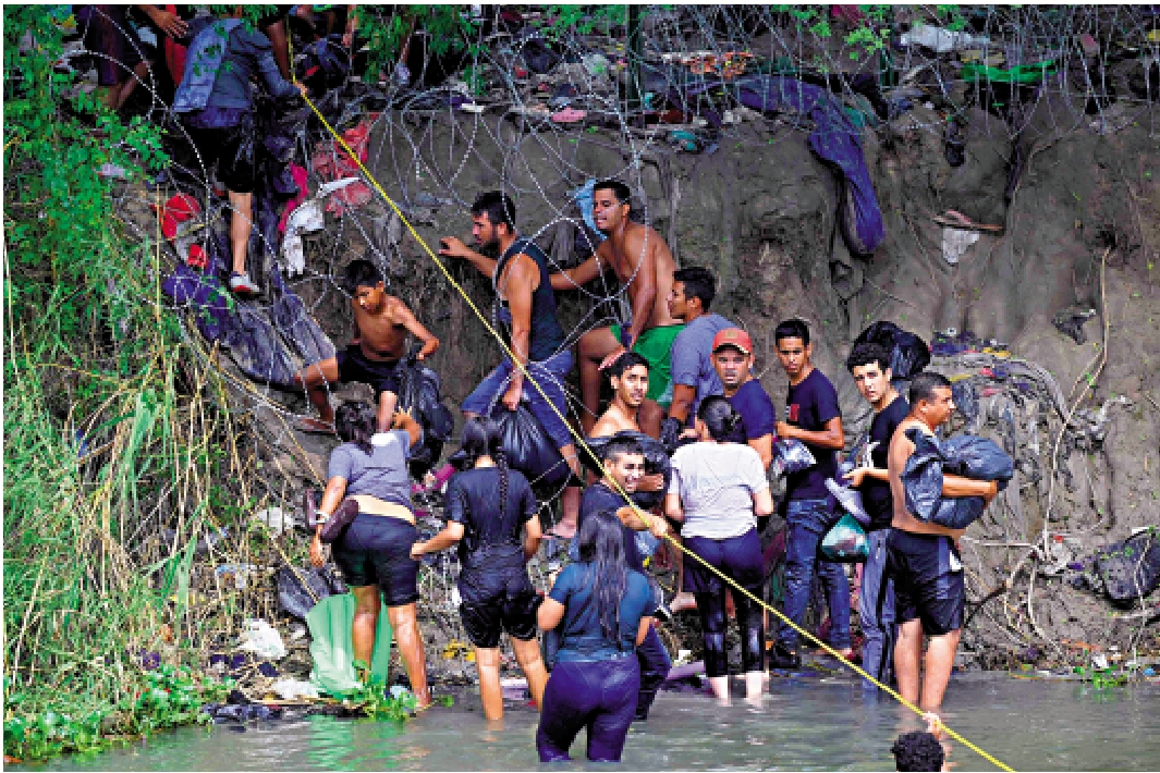 　　圖：大批非法移民9日從墨西哥邊境城市馬塔莫羅斯偷渡前往美國。\法新社