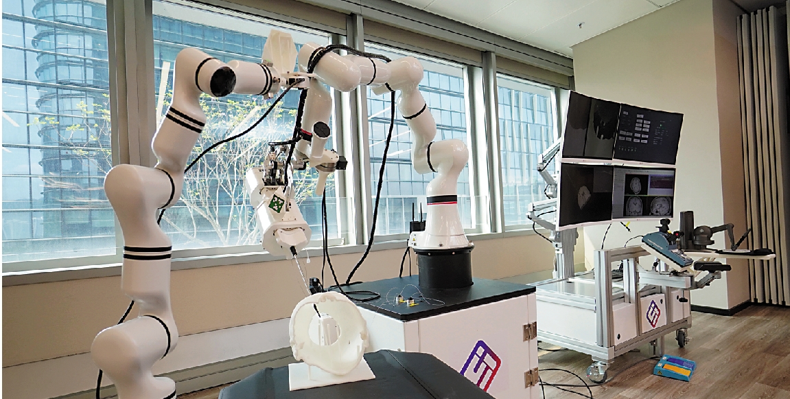 　　圖：MicroNeuro柔性微創腦手術機器人，融入了人工智能技術，已在香港完成了國際首例人體實驗。\大公報記者林少權攝