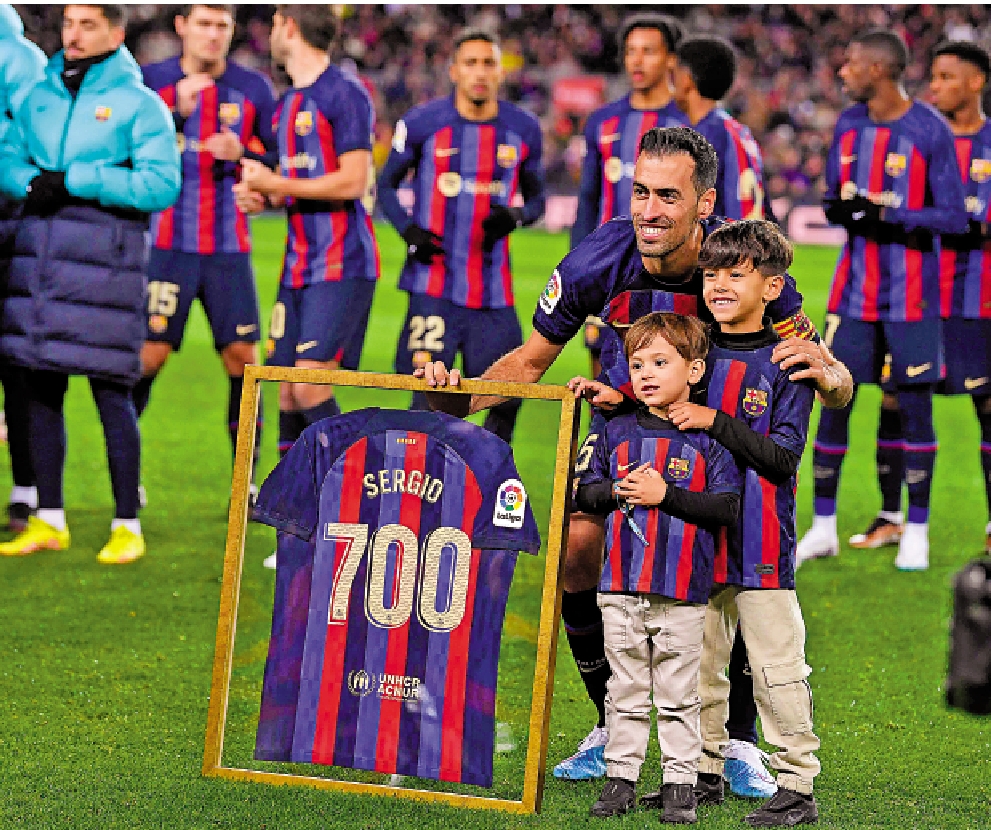 　　圖：巴塞中場布斯基斯（前排右三）宣布本季後便會離開巴塞。\資料圖片