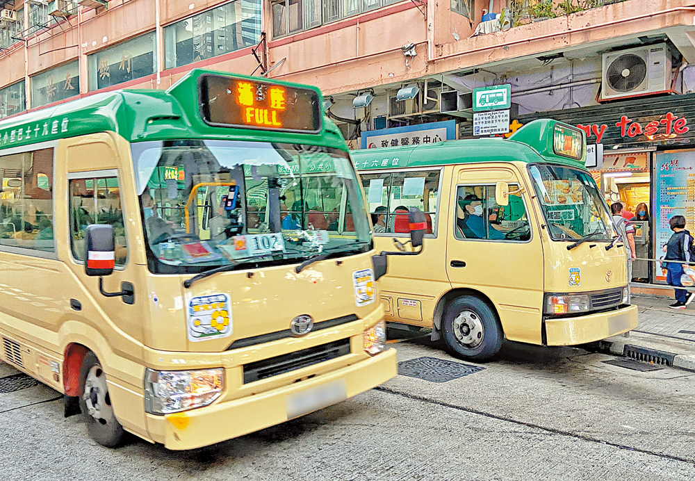 　　圖：近年較少年輕人加入小巴司機行業，司機平均年齡愈來愈高，社會關注職業司機健康或影響道路安全，當局擬收緊年長司機的體檢安排。