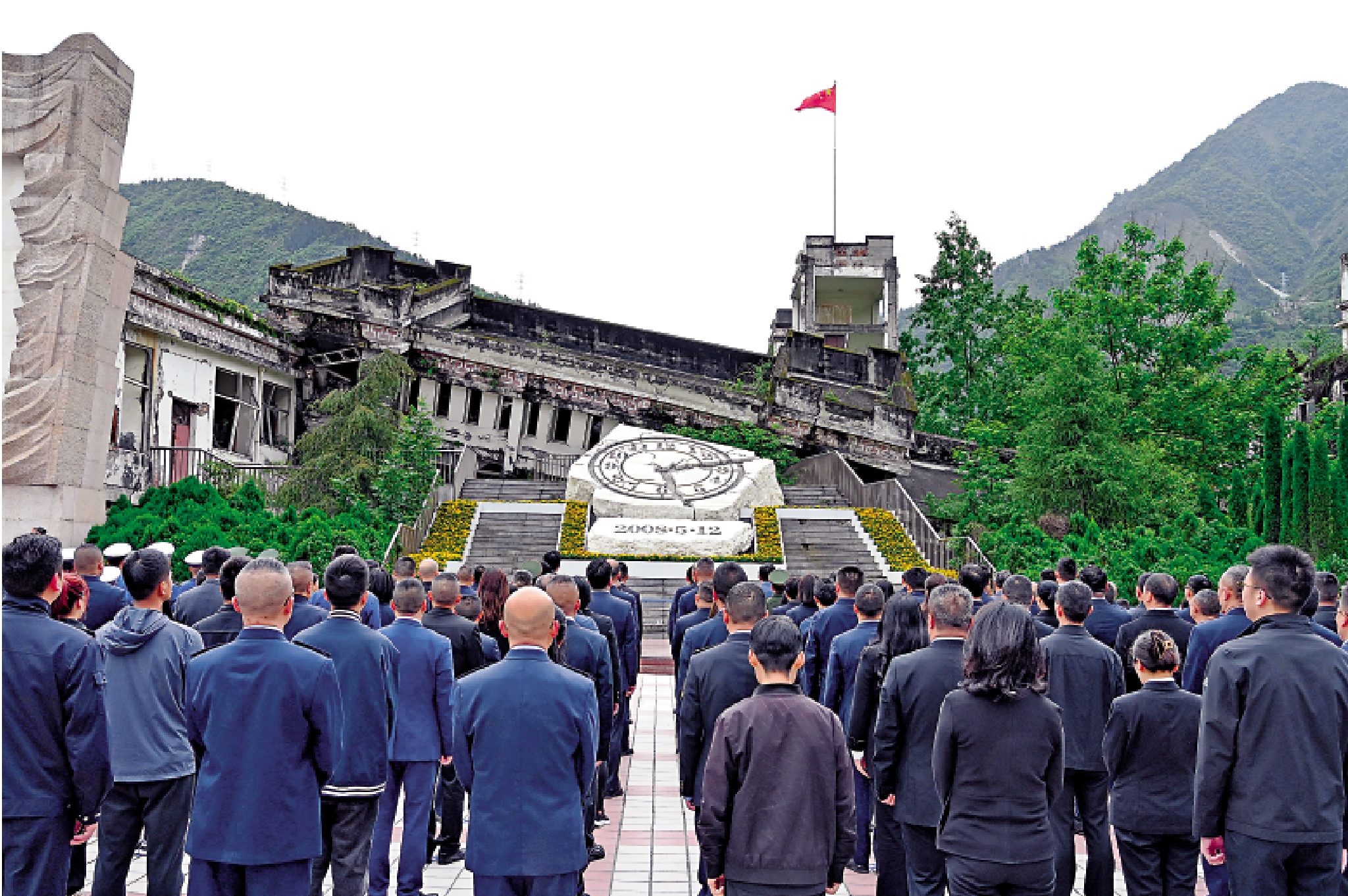 　　圖：5月12日，四川省汶川縣映秀鎮，「5．12」汶川特大地震15周年追思活動在漩口中學遺址舉行。\中新社