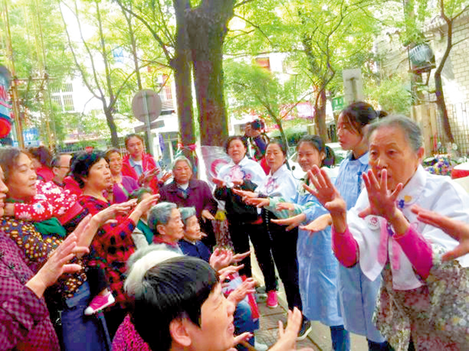 　　圖：章金媛奔波於志願服務一線，教授社區居民健康知識。