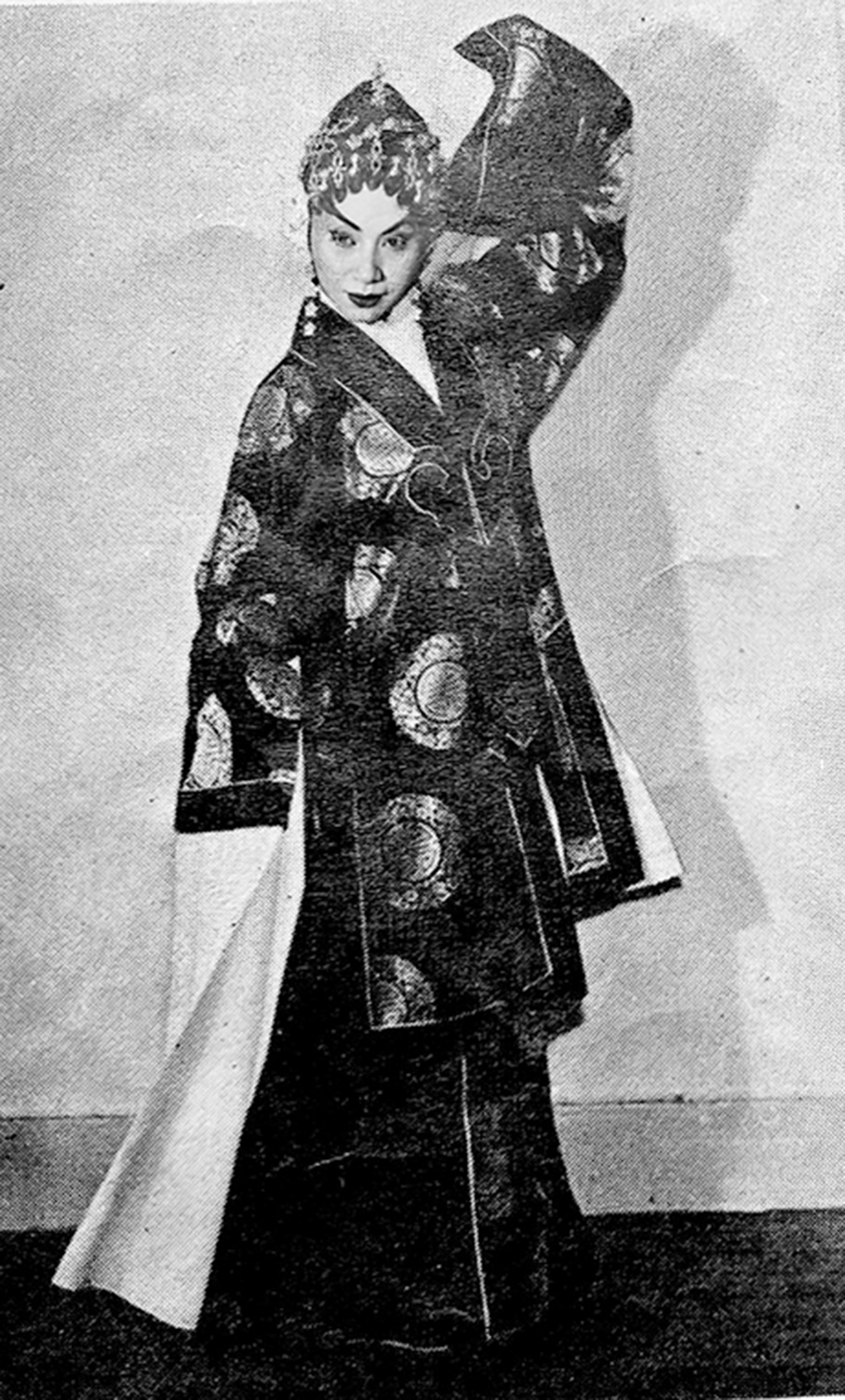 　　圖：《販馬記》劇中白雪仙之身段。\作者供圖