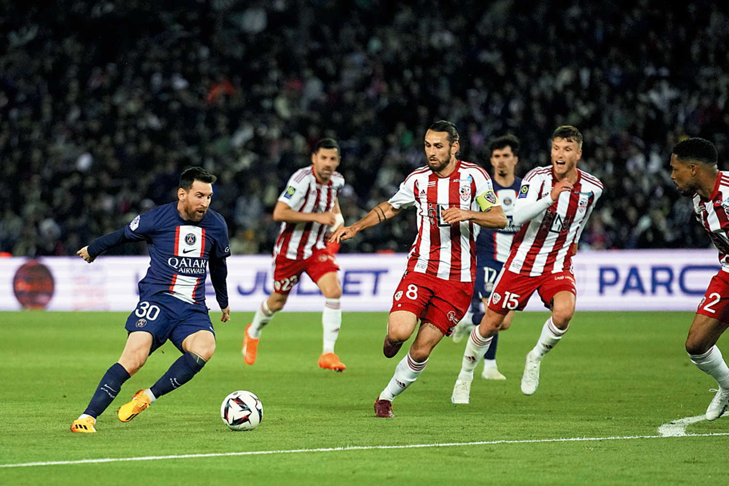 　　圖：美斯（左）雖被球會解凍可以上陣，但卻受到球迷喝倒彩。\美聯社