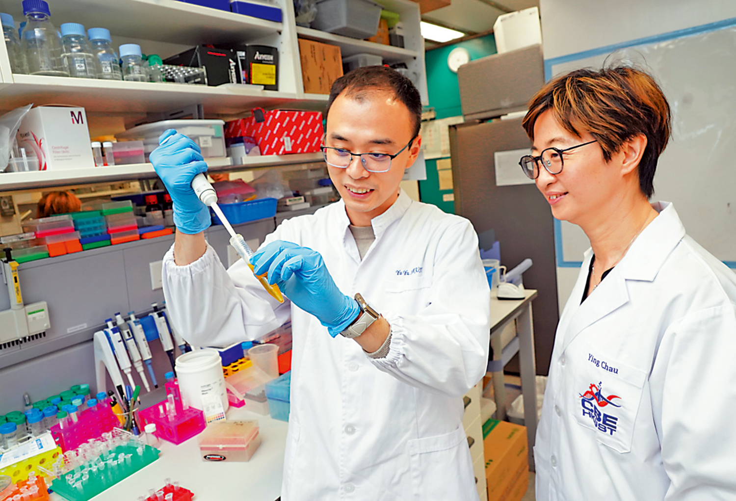 　　圖：周迎教授與學生余渝博士（左）合夥開辦初創公司，實踐科學家的創新精神。\大公報記者林良堅攝