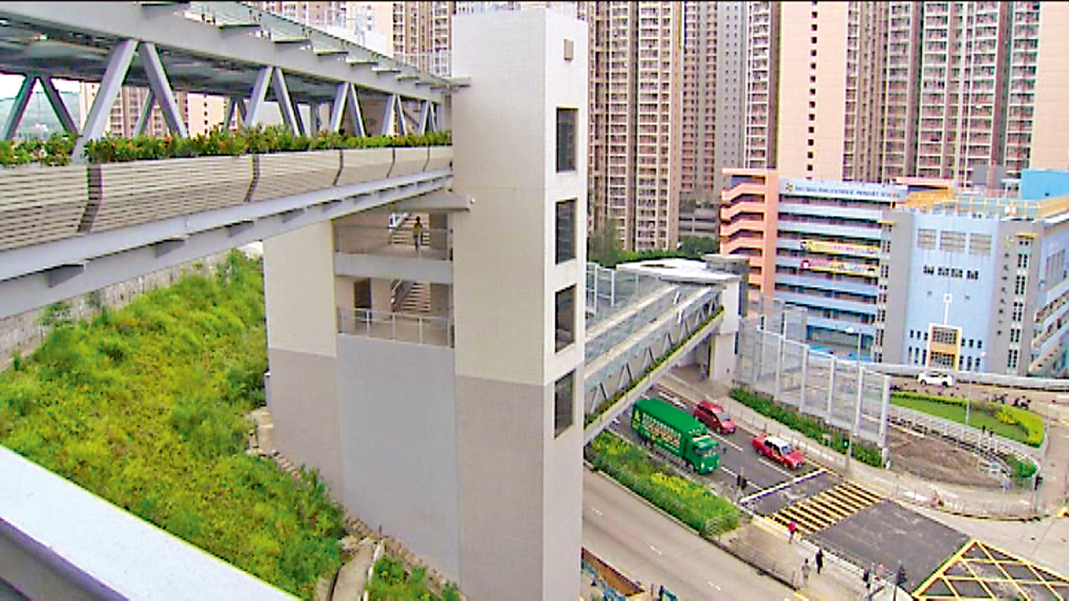 　　圖：審計署曾批評，政府在觀塘安達臣道建造行人天橋時，未有完成設計就招標，致批出合約後要大幅改動行人天橋系統設計。