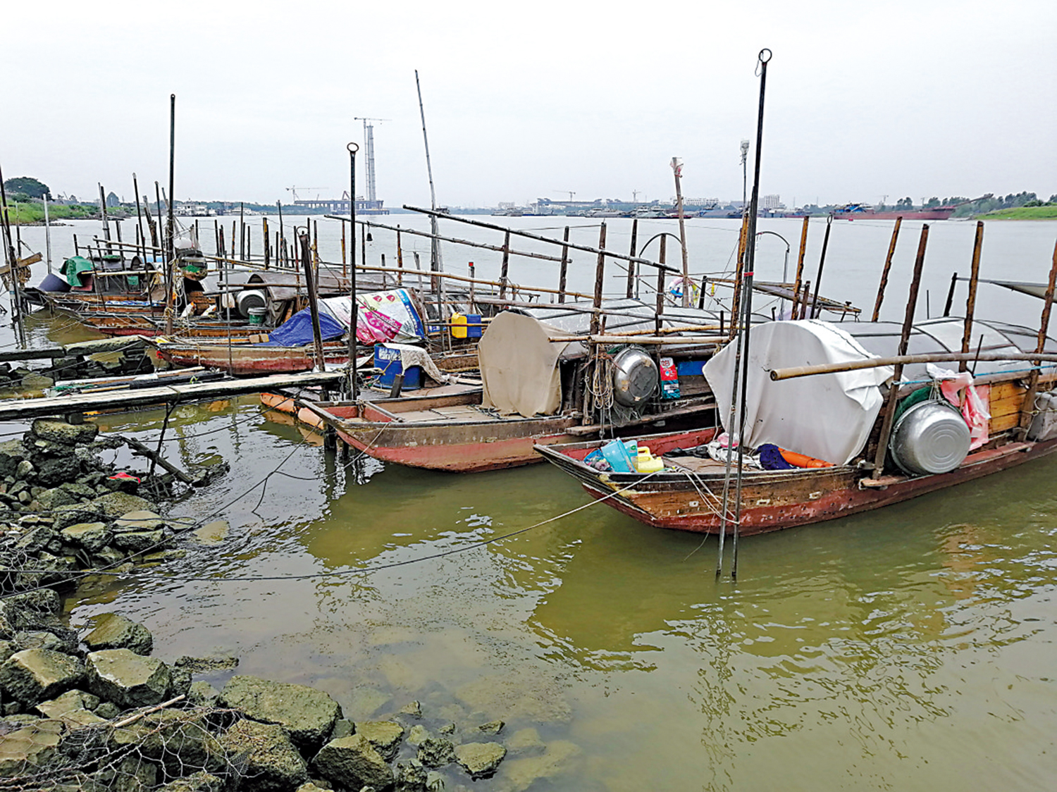 　　圖：江邊泊舟。\作者供圖