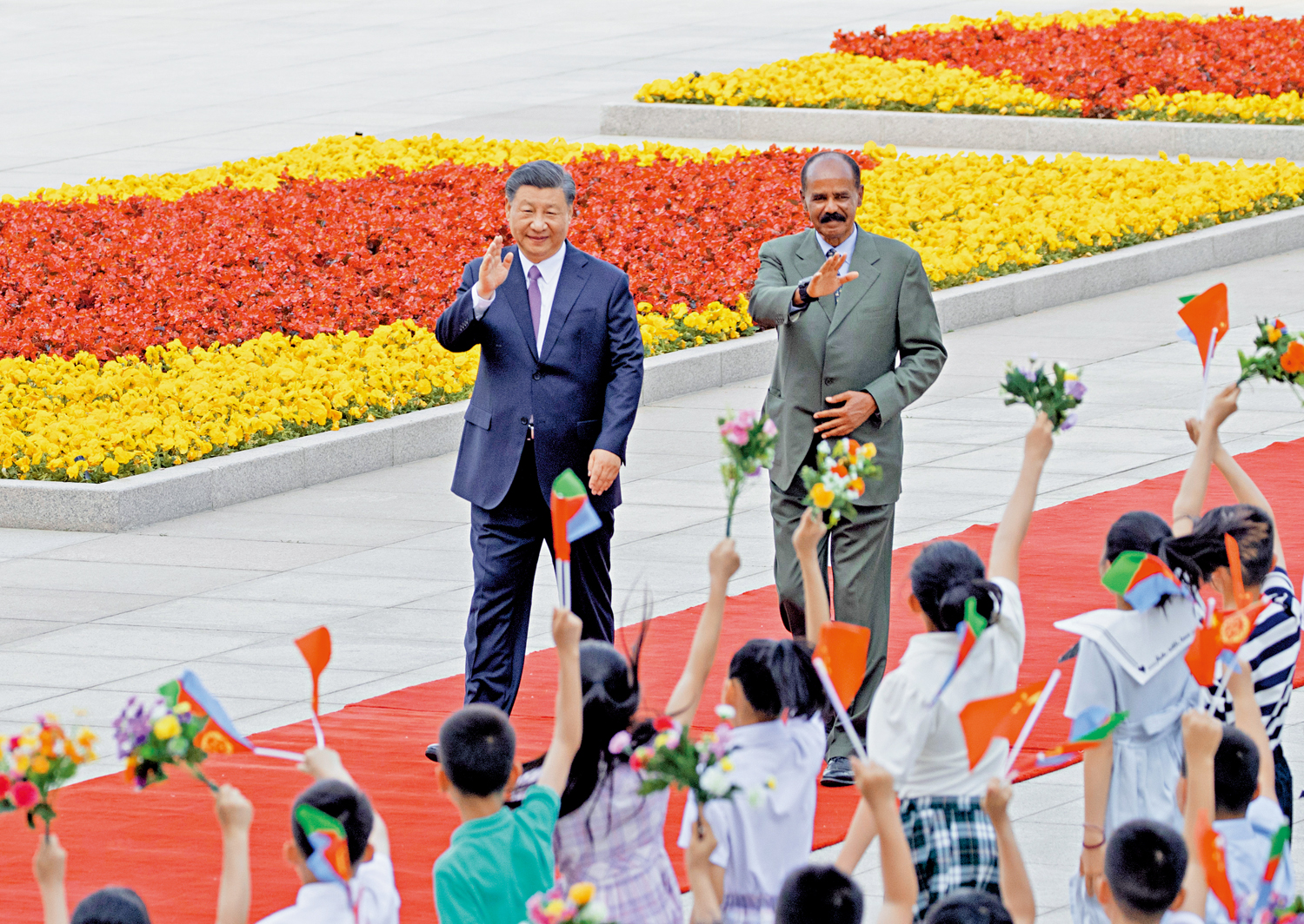 　　圖：5月15日下午，國家主席習近平在北京人民大會堂同來華進行國事訪問的厄立特里亞總統伊薩亞斯舉行會談。這是會談前，習近平在人民大會堂東門外廣場為伊薩亞斯舉行歡迎儀式。\新華社