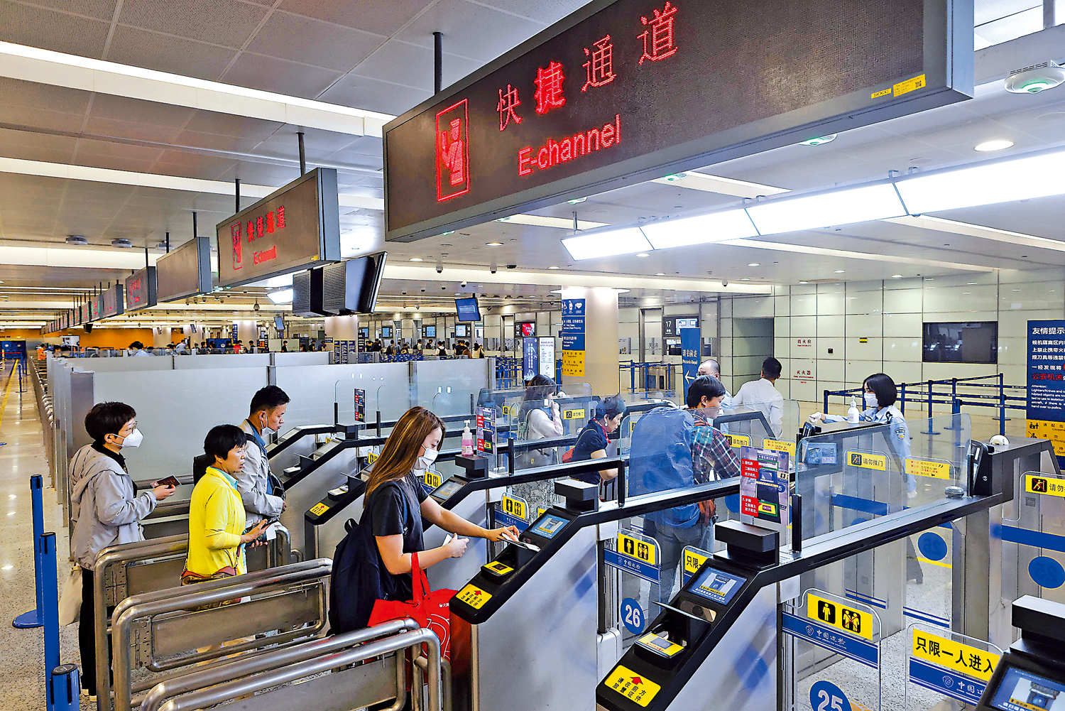 　　圖：自15日起，全面恢復口岸快捷通關。圖為民眾在浦東機場經邊檢快捷通道辦理出境手續。\中新社