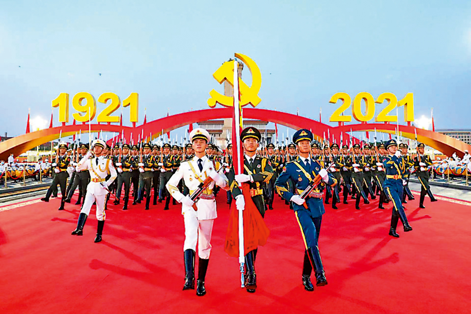 　　圖：中國共產黨成立100周年慶祝大會上舉行的升國旗儀式。\受訪者供圖