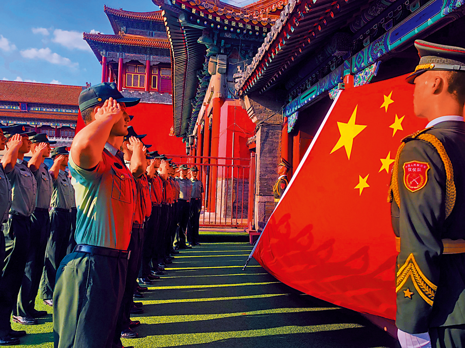 　　圖：國旗護衛隊的退伍老兵向國旗敬禮告別。