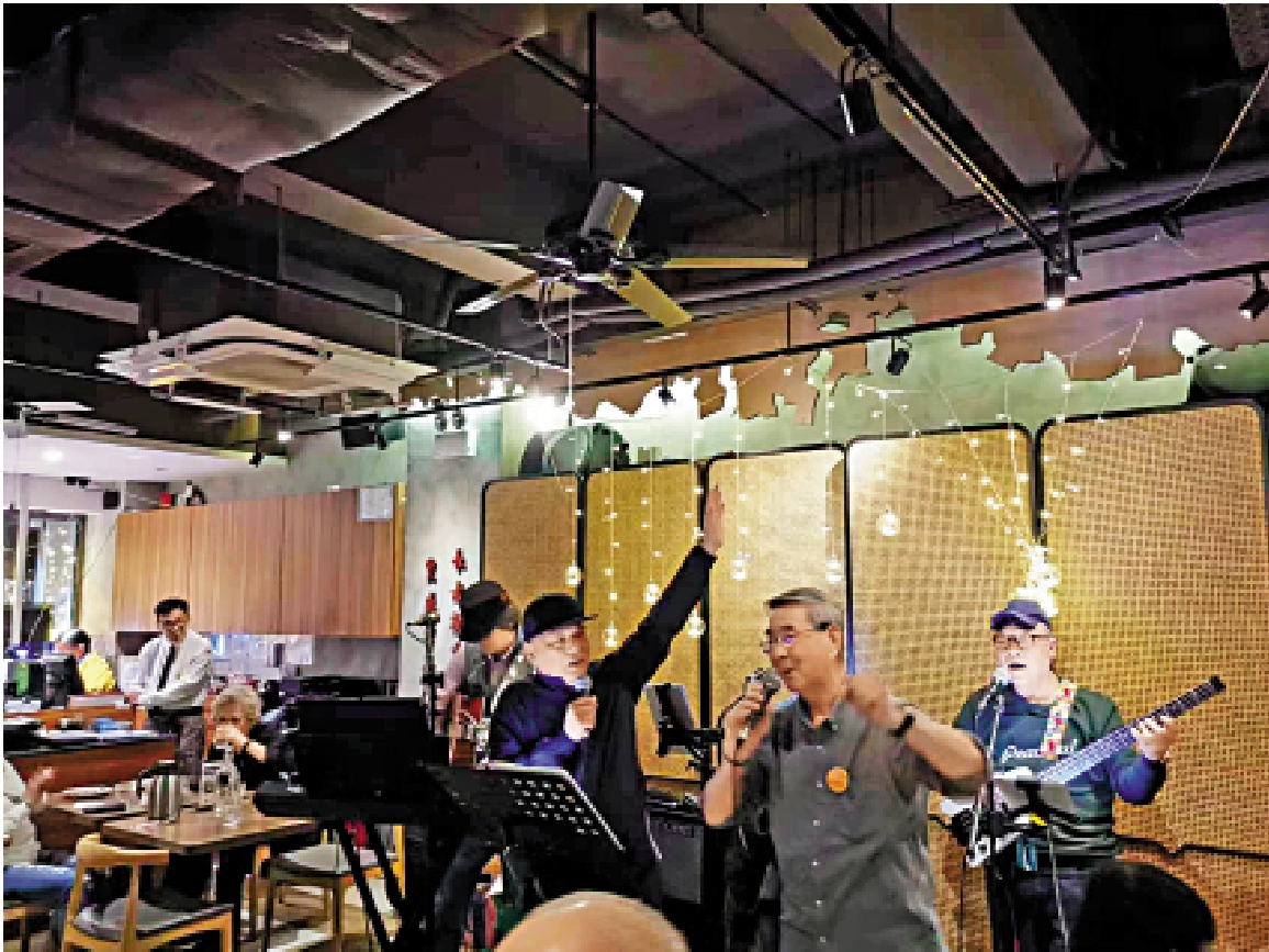 　　圖：香港餐廳的老人服務生和樂隊。\作者供圖