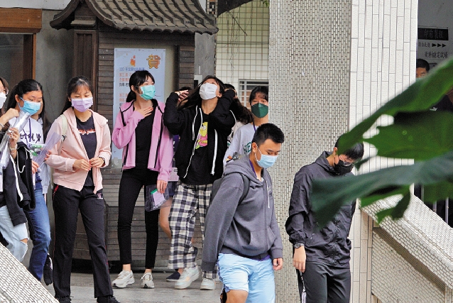 　　圖：台灣高中應屆畢業生人數逐年減少。\資料圖片