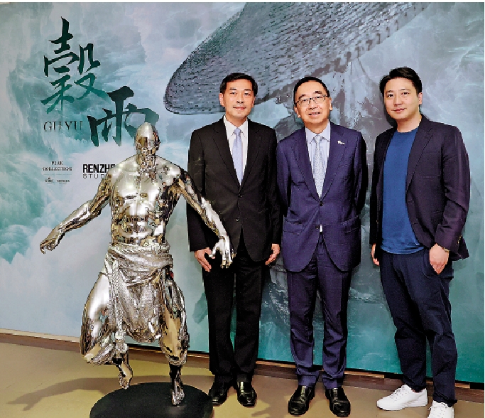 　　圖：黃光耀（左）、梁兆基（中）及方圓明，前晚就山頂種植道1號，於穀雨舉行貴賓酒會。