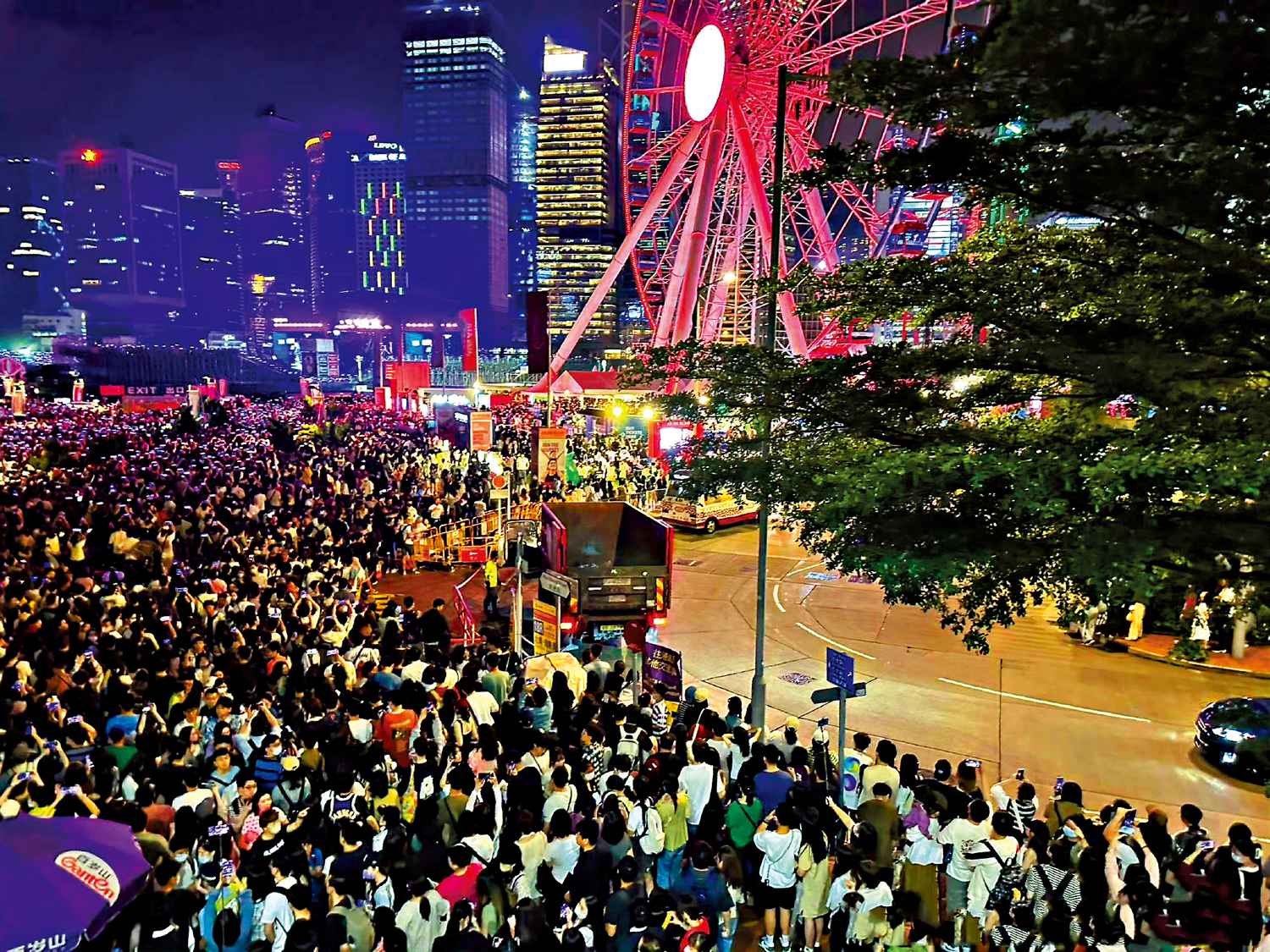 　　圖：演唱會舉行期間，摩天輪下擠滿歌迷。\網絡圖片