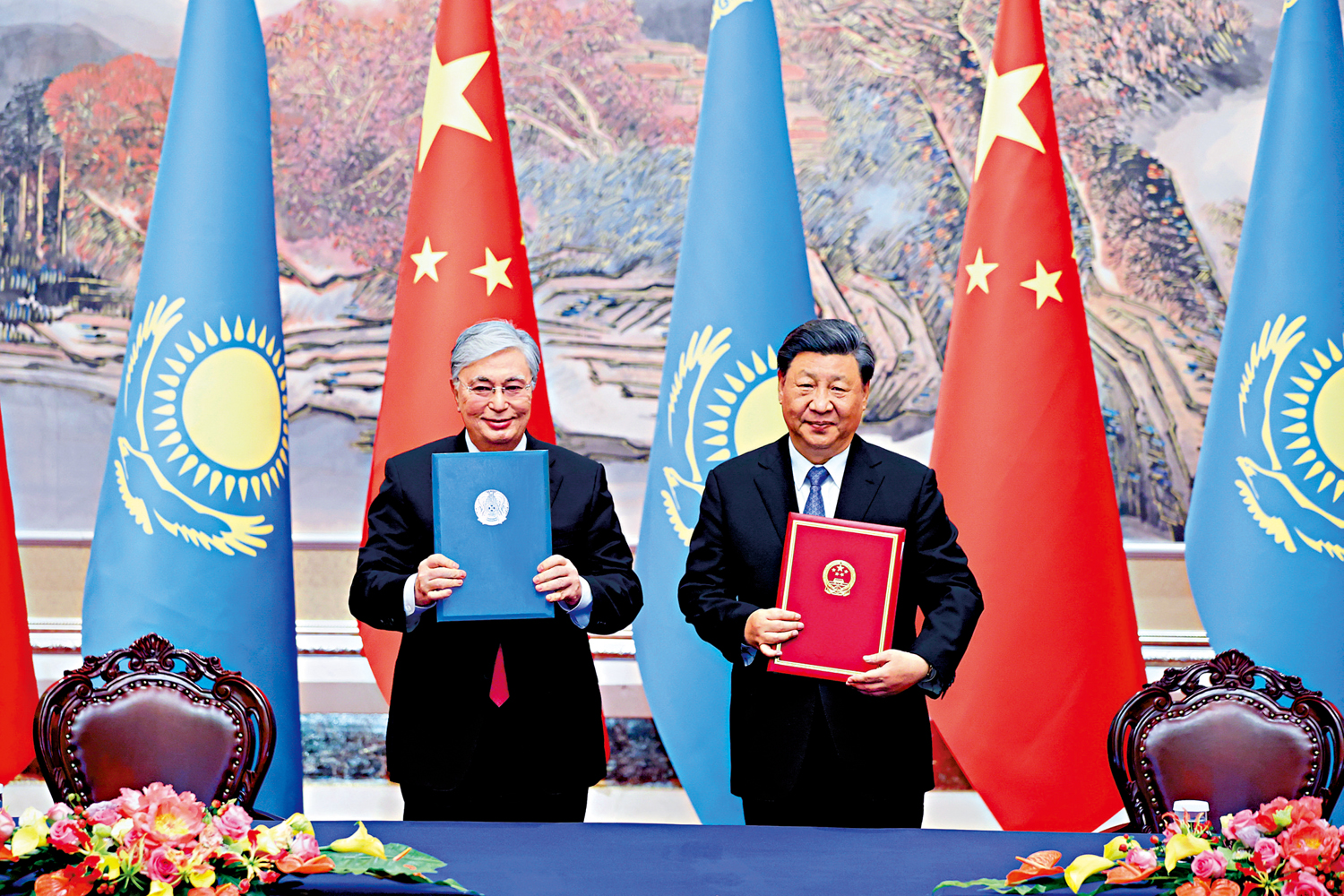 　　圖：5月17日下午，中國國家主席習近平在西安同哈薩克斯坦總統托卡耶夫會談。會談後，兩國元首簽署了《中華人民共和國和哈薩克斯坦共和國聯合聲明》，共同見證簽署經貿、能源、交通、農業、互聯互通、人文、地方等領域多項雙邊合作文件。\中新社