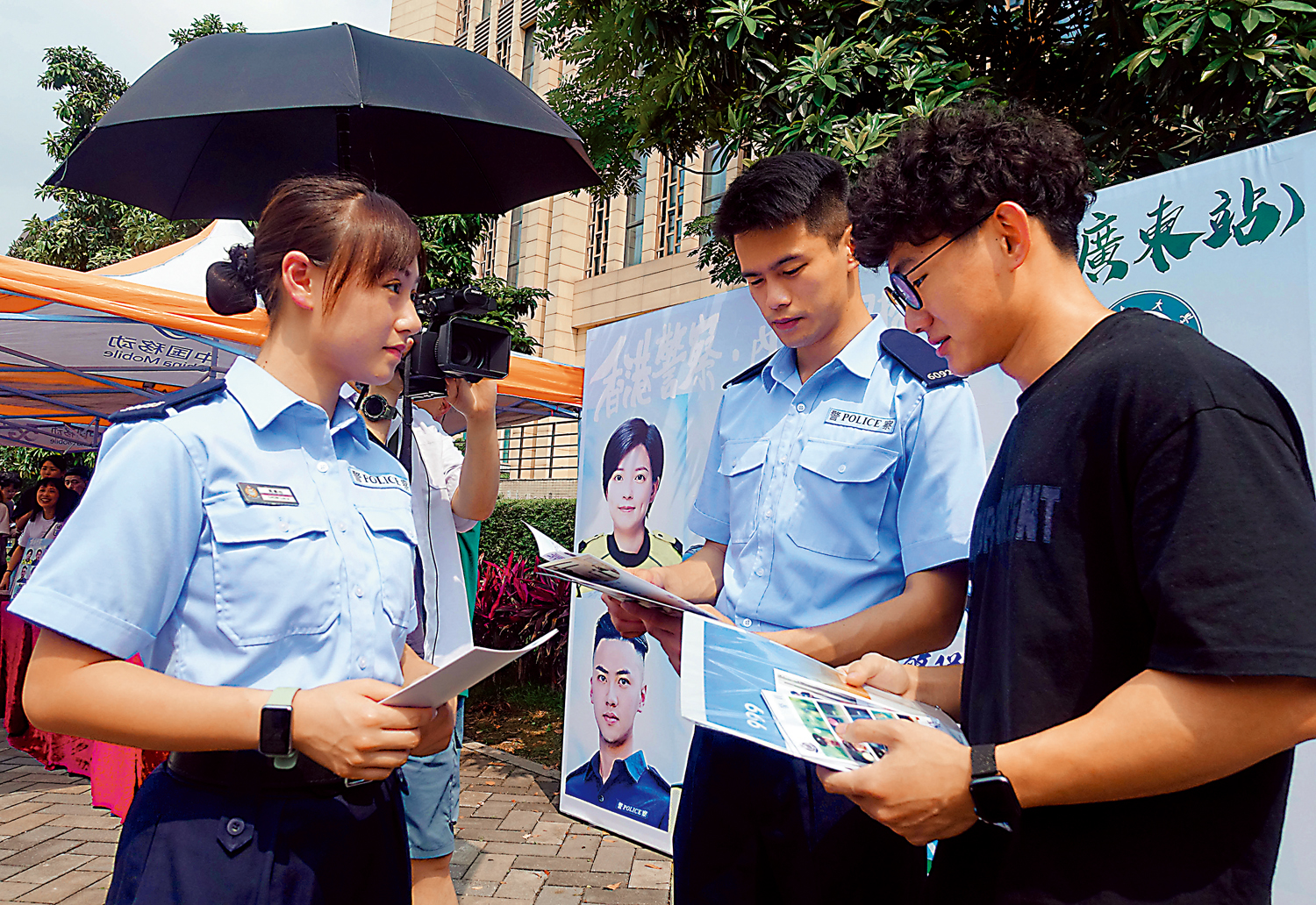 　　圖：香港警察招募組18日在暨南大學番禺校區開展香港警察招募活動。圖為一名香港學生在諮詢報考事宜。\大公報記者盧靜怡攝