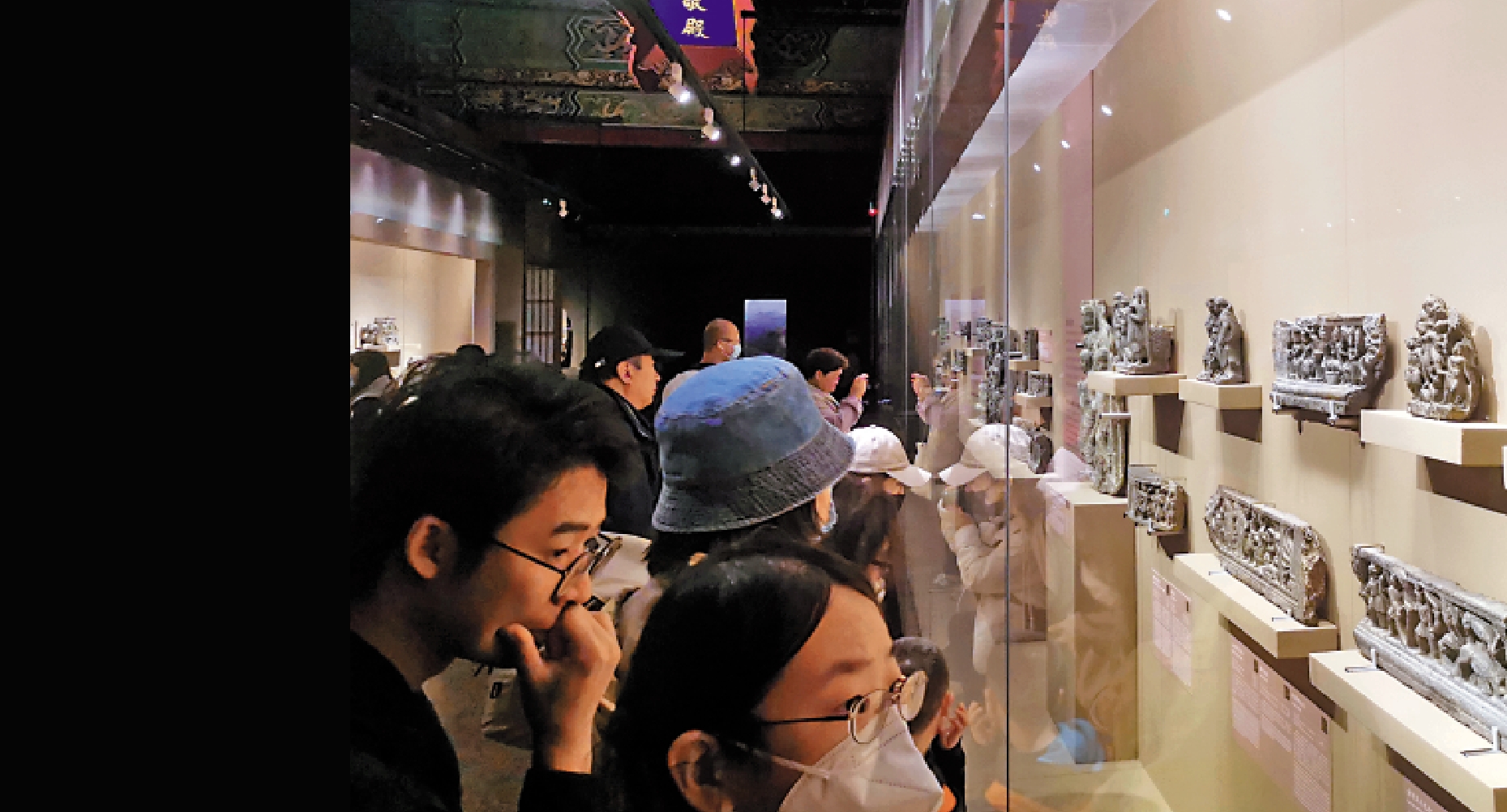 　　圖：觀眾在故宮文華殿參觀展覽。\大公報記者張帥攝