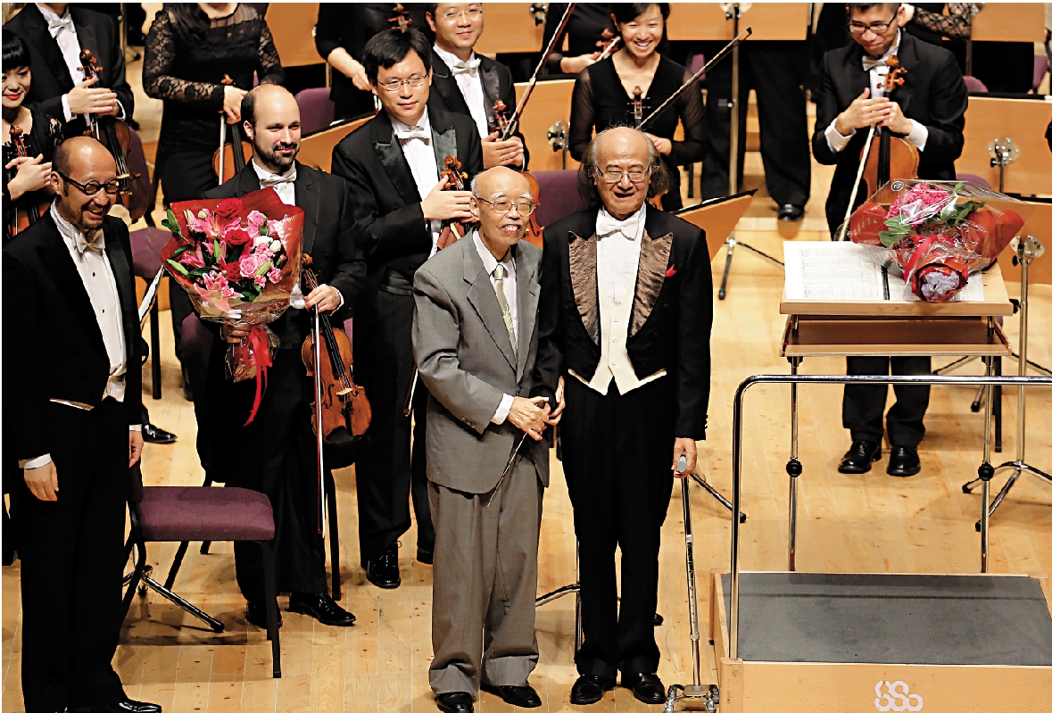 　　圖：朱踐耳（前左）與陳燮陽（前右）在舞台上。\資料圖片