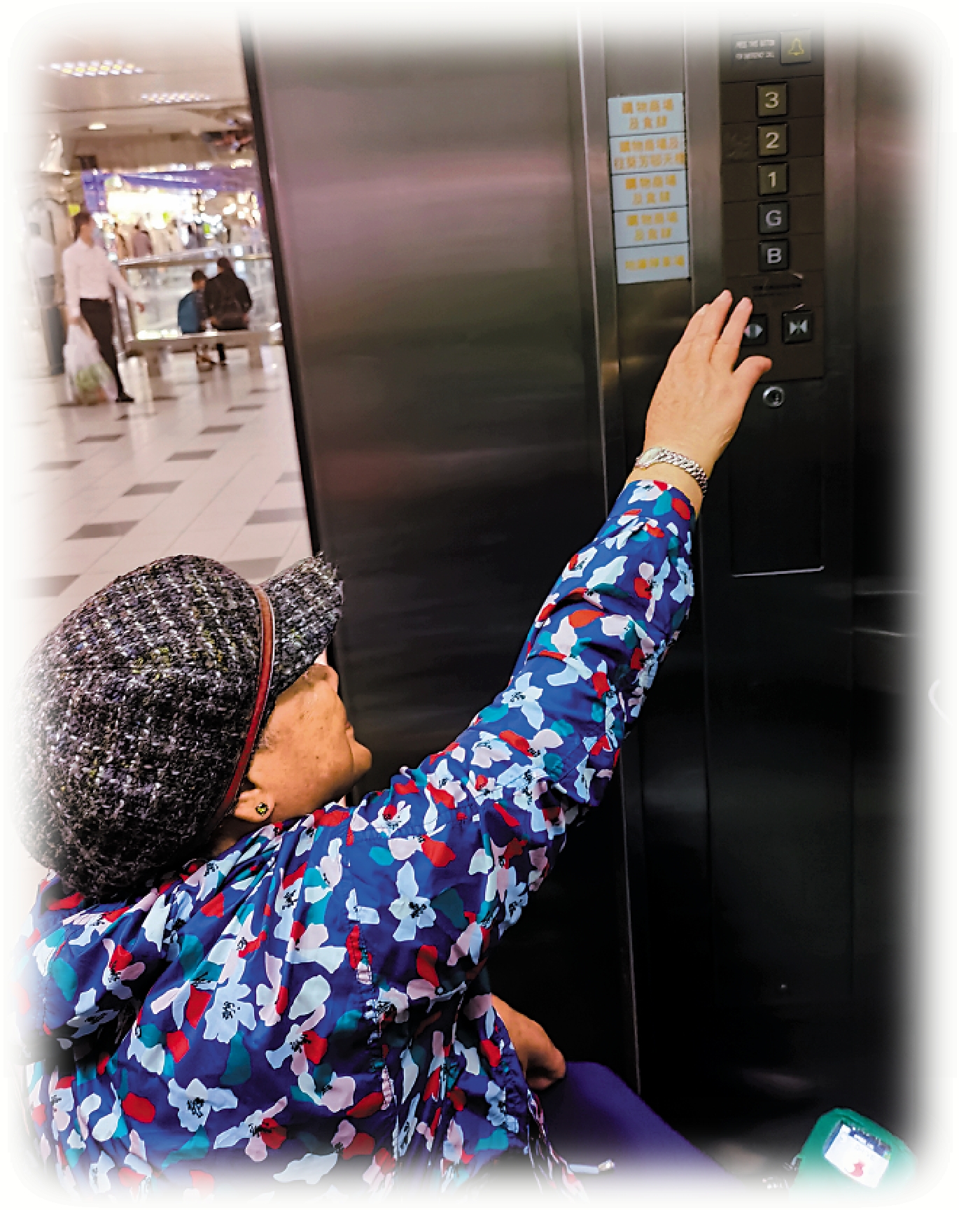 　　圖：蘇金妹表示，部分電梯因按鈕過高，輪椅使用者伸長手都未能撳制，十分不便。