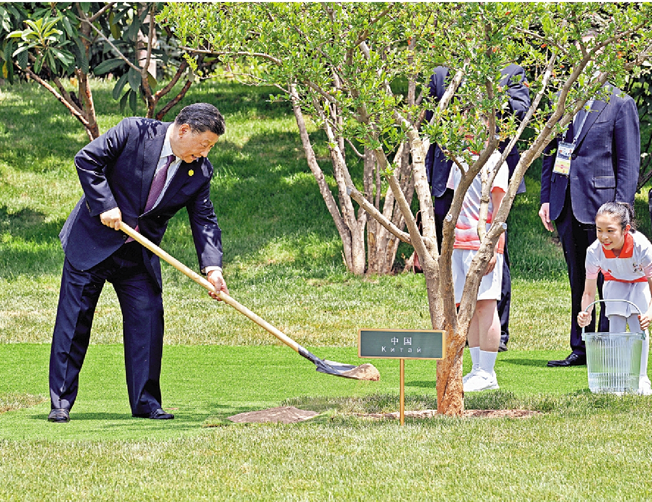 　　圖：峰會結束後，習近平和中亞五國元首一起揮鍬培土，以種石榴樹的方式寄託對中國─中亞關係美好未來的期待。/新華社