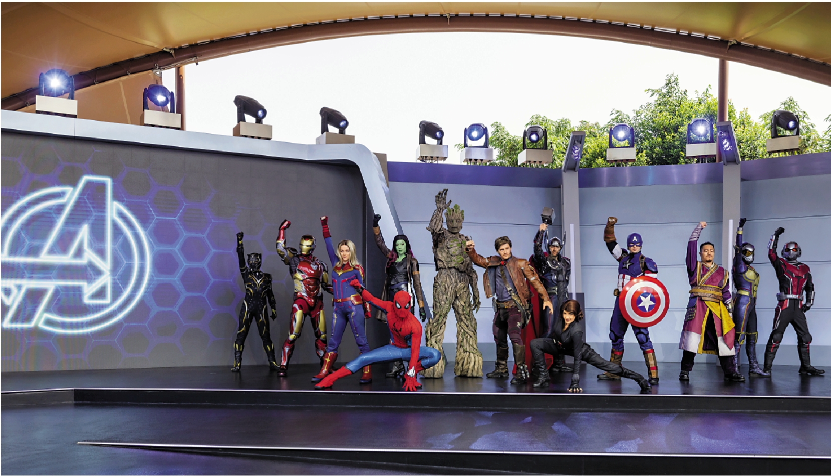 　　圖：多位Marvel超級英雄匯聚迪園。