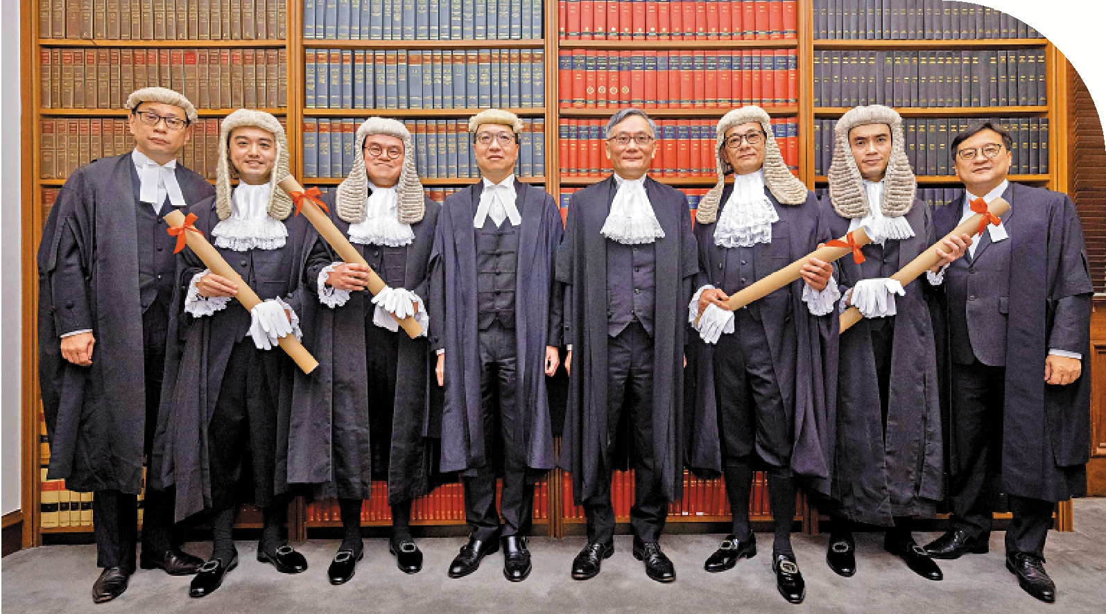 　　圖：資深大律師委任儀式昨日在終審法院舉行。終院首席法官張舉能（右四）、律政司司長林定國（左四）等出席，並與新獲委任的資深大律師合照。