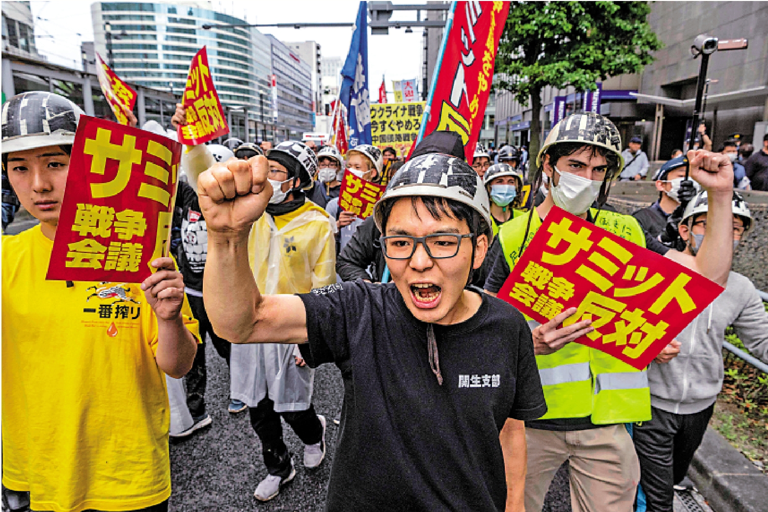 　　圖：大批示威者在廣島街頭遊行，抗議舉辦G7峰會。\法新社