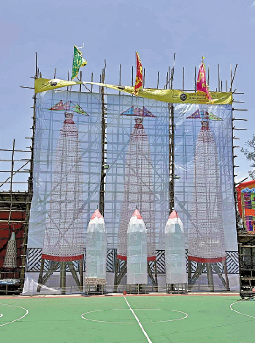 　　圖：醮場內的三座大包山，今年變成三幅大掛畫。