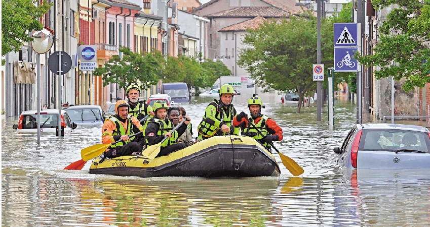 　　圖：艾米利亞─羅馬涅地區的街道被洪水淹沒。/法新社