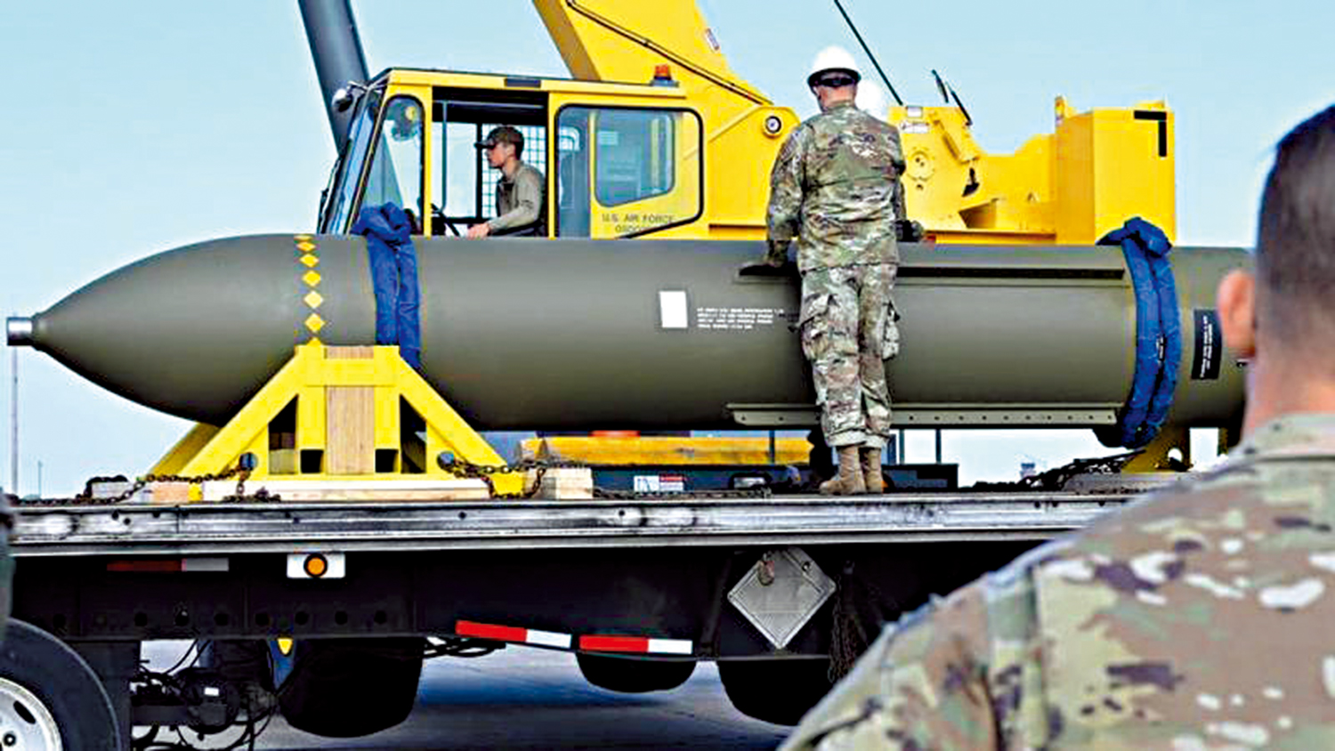 　　圖：美軍在運送GBU-57大型鑽地彈。