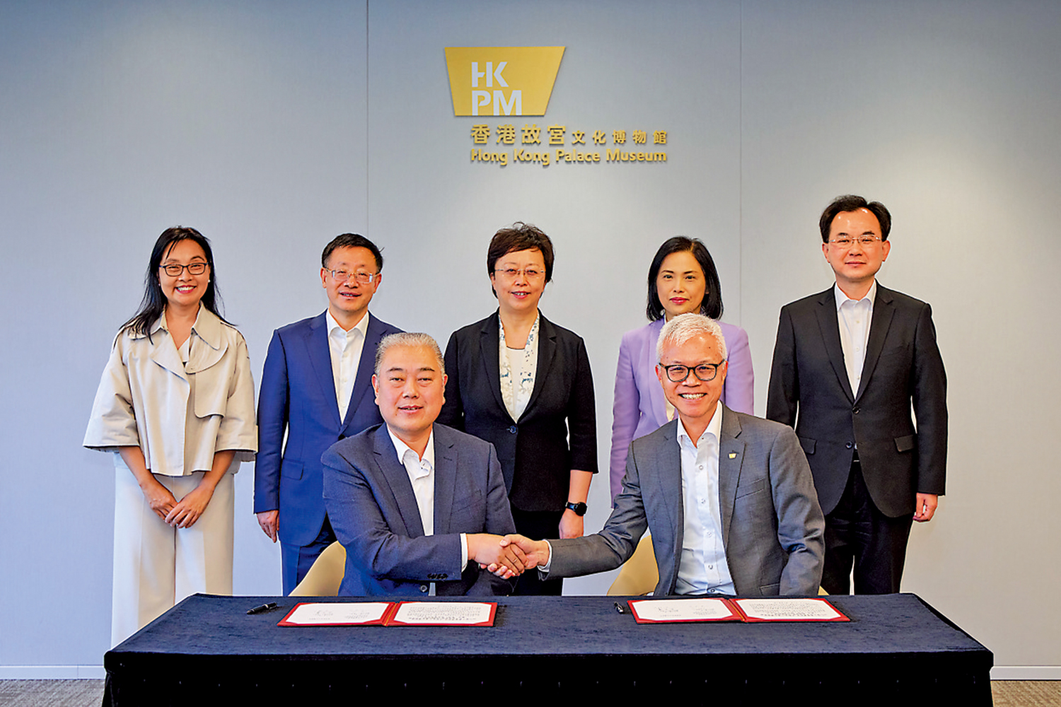 　　圖：唐飛（前排左）與吳志華（前排右），在一眾嘉賓見證下簽署展覽意向合作協議。