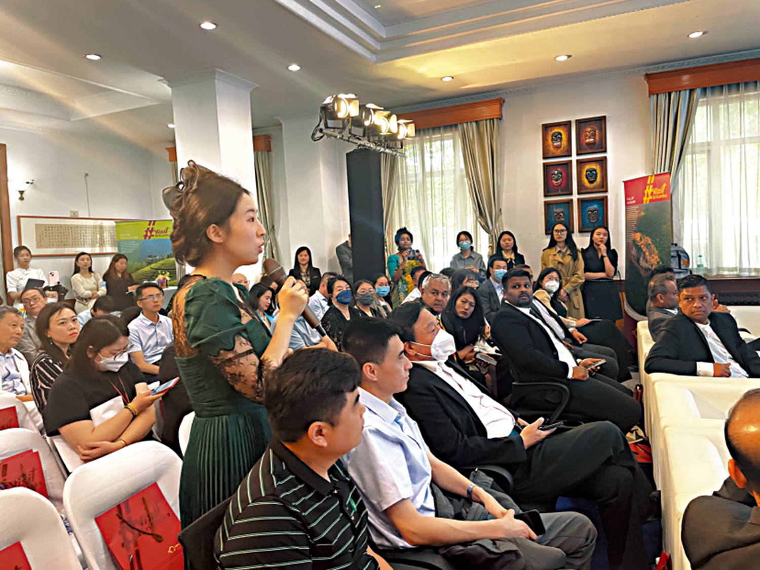 　　圖：大公報記者在媒體見面會上提問。