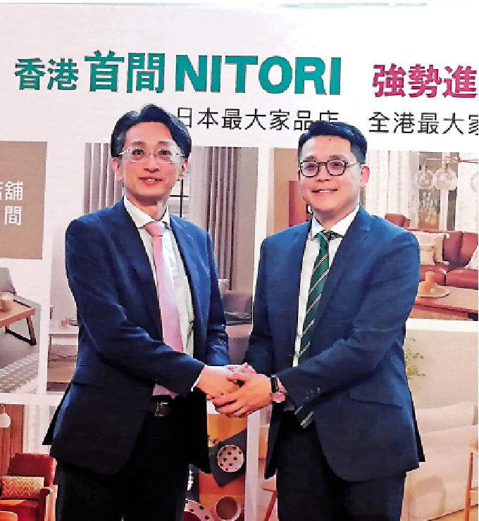 　　圖：MegaBox高級總監吳鎧廷（右）表示，MegaBox今年已引進9個全新品牌。左為宜得利家居總經理杉浦荣。